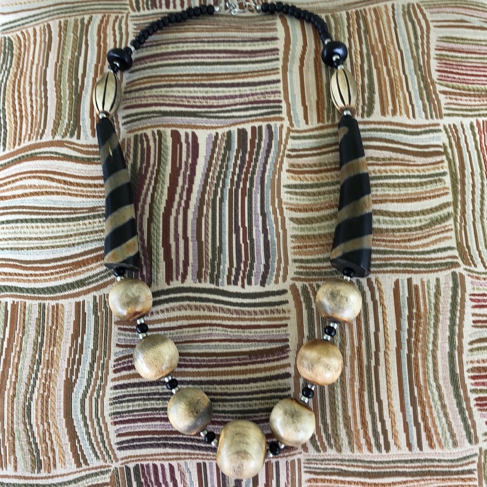 CHICO’s WOOD BEAD NECKLACE
